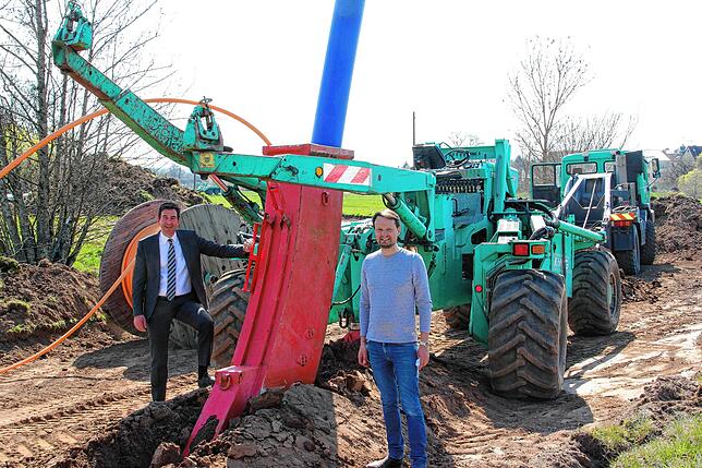 Oberbürgermeister Erik Pauly (links) und der Leiter des Wasserwerks Kai Baudis freuen sich im April über den Baubeginn der ...
