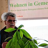 Dirk Lötzerich, Geschäftsführer der WiGe Baugemeinschaft, bei seiner Rede im zukünftigen Gemeinschaftsraum des Wohnprojektes.