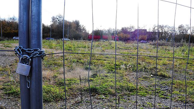 Das Hängeschloss fixiert die Kette am Bauzaun auf dem Schoch-Areal im Altbohl: Mit Bautätigkeiten ist auf dem Gelände vorerst nicht zu ...