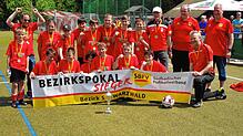So sehen Sieger aus! Der SSC Donaueschingen hebt die Trophäe im Bezirkspokal der D-Junioren.