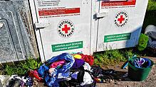 Vor Kleidercontainern aber auch vor Müllcontainern werden Kleidung und Müll unsachgemäß entsorgt. Das ist strafbar und wird verfolgt. ...