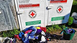 Vor Kleidercontainern aber auch vor Müllcontainern werden Kleidung und Müll unsachgemäß entsorgt. Das ist strafbar und wird verfolgt. ...
