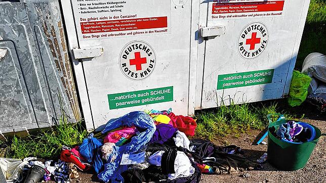 Vor Kleidercontainern aber auch vor Müllcontainern werden Kleidung und Müll unsachgemäß entsorgt. Das ist strafbar und wird verfolgt. ...
