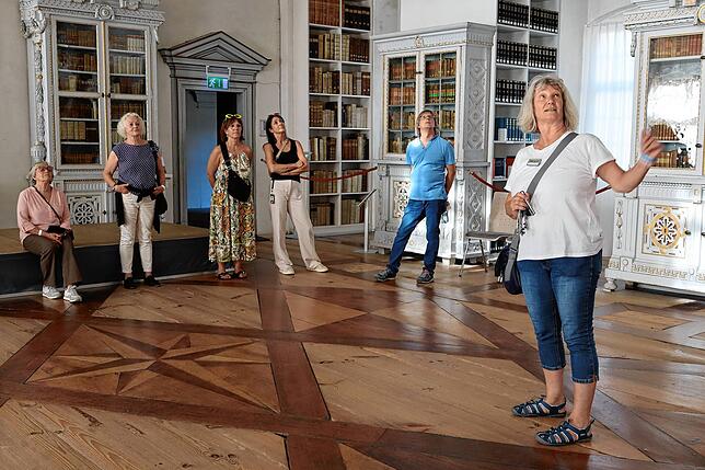 Susanne Gerhardt (rechts) präsentiert die Bibliothek: Der alte Bücherbestand ist in Heidelberg, die vorhandenen Bücher sind nutzbar, ...