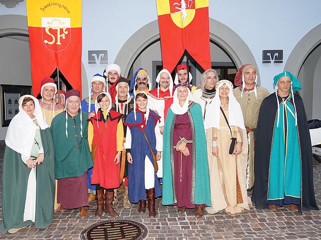 Die Kostümträger vertreten die mittelalterliche Gesellschaft und bereichern die Umzüge durch ihre farbenfrohe Kleidung.