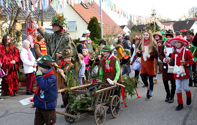 Direkt aus dem Wald kommen die Narrenzunft Schoofwäscher Stahringen, mit Fliegenpilzen, zarten Rehlein und Nachwuchs-Holzern.