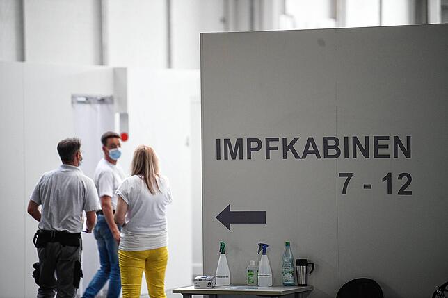 Opel-Mitarbeiter gehen am ersten Tag, am 09.06.2021, der Betriebsimpfungen gegen das Coronavirus im Impfzentrum auf dem Werksgelände des ...