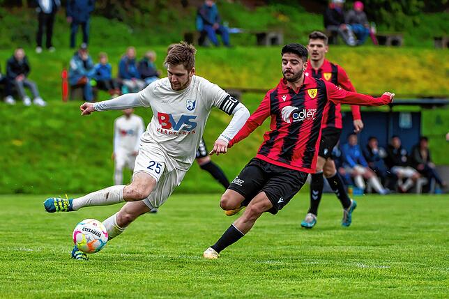 Am Ball: Der Erzinger Kapitän Nico Ködel (links) deckt zwar das Leder geschickt gegen Serkan Korkmaz ab, konnte aber die 1:6-Niederlage ...