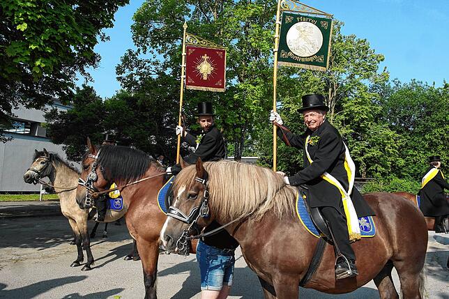 Bild 2: Bilder von der Reiterprozession zum Jubiläumsfest der Blutreitergruppe Oberteuringen