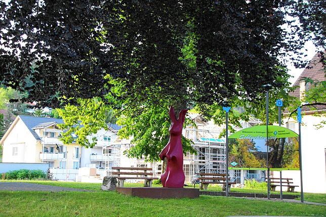 Der Hase des Künstlers Christina Pflanzl steht im Kirchgarten in Stühlingen.
