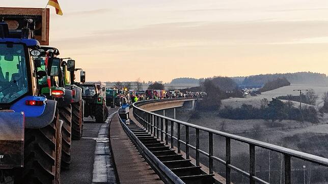 Die Autobahn A81 ist in den frühen Morgenstunden des 30. Januar bei Sulz am Neckar blockiert. Das Foto stammt von Demo-Teilnehmer Markus ...