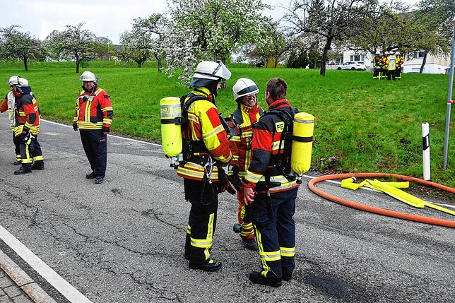 Bild 15: Feuer im Mehrfamilienhaus: Bilder vom Großeinsatz