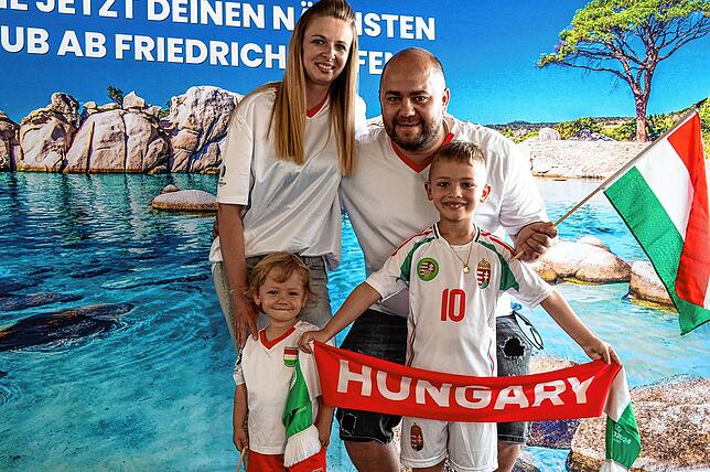 Bild 30: Ankunft der ungarischen Fußballnationalmannschaft