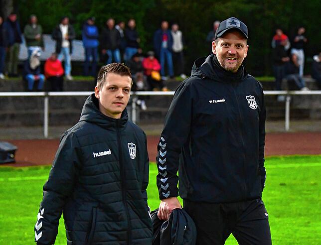Drei Punkte gewünscht: Trainer Thorsten Szesniak (rechts, mit Co-Trainer Dennis Weiß) feierte mit dem FV Lörrach-Brombach im ...