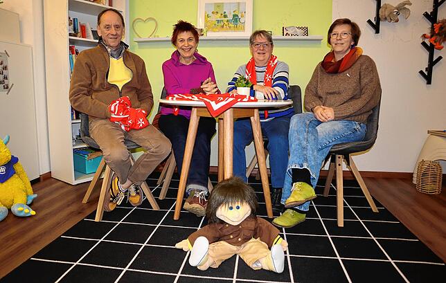 Die ehrenamtlichen Mitarbeiter Erwin Gerischer (von links), Susanne Vester und Anna-Maria Klünter am Tisch mit ihrer Teamkoordinatorin ...