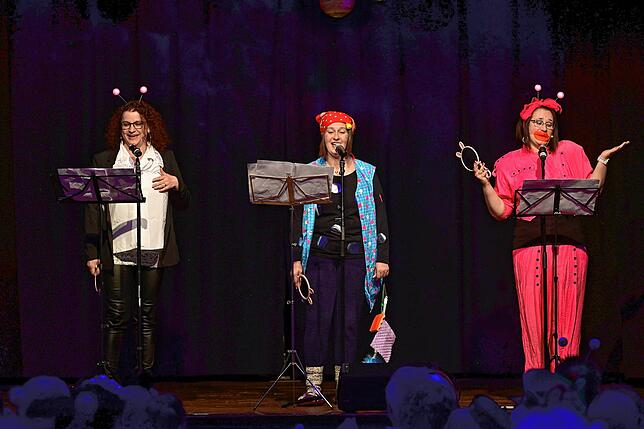 Die „Sahne-Schnittsche“ (Carolin Sprich, Annette Kienzler und Susi Dilger) klagen musikalisch ihr Leid über Schönheitsoperationen.