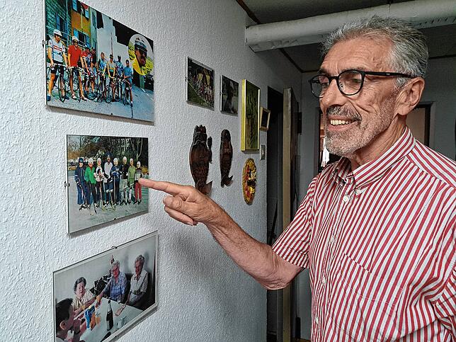 Viele Erinnerungen an vergangene sportliche Zeiten sind im Zuhause von Bernd Gässler auf Bildern verewigt.