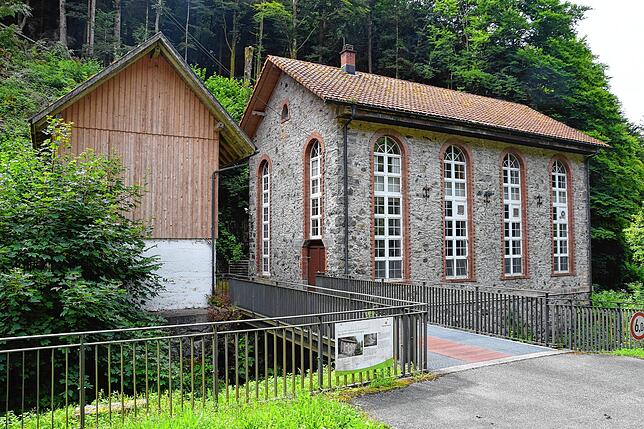 Bis heute liefert das 1907 errichtete Kleinkraftwerk Hottingen Strom aus Wasserkraft – der einstige Abnehmer, eine dortige Weberei, ...