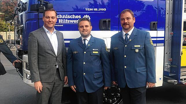 Der Lauchringer CDU-Bundestagsabgeordnete Felix Schreiner im Gespräch mit dem THW-Ortsbeauftragten für Waldshut-Tiengen, Christian Hipp, ...