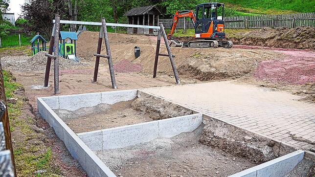 Der Spielplatz bei der Schule erhält eine neue Geländegestaltung und wird mit den ansonsten vorhandenen beziehungsweise den im ...