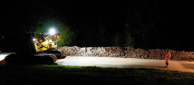 Zentimetergenaue Einweisung des Maschinenkolosses war auf der Fahrt zur L 170-Baustelle zwischen dem Abzweig nach Boll (K 6516) und der ...