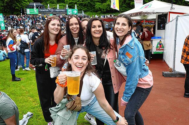 Bild 12: Strahlende Festival-Fans! Am ersten Nachmittag steigt die Stimmung