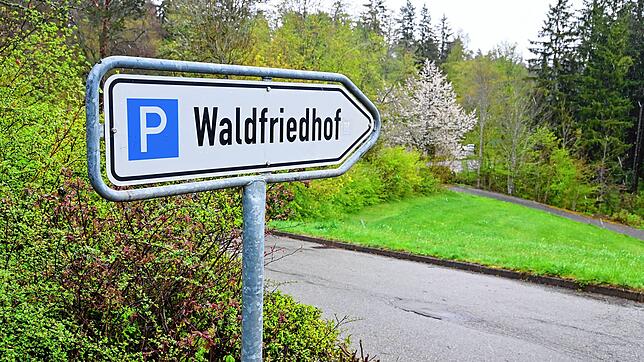 Für Besucher und Teilnehmer an Beerdigungen steht ein großer Parkplatz auf dem Waldfriedhof auf der Seebauernhöhe zur Verfügung. Doch ...