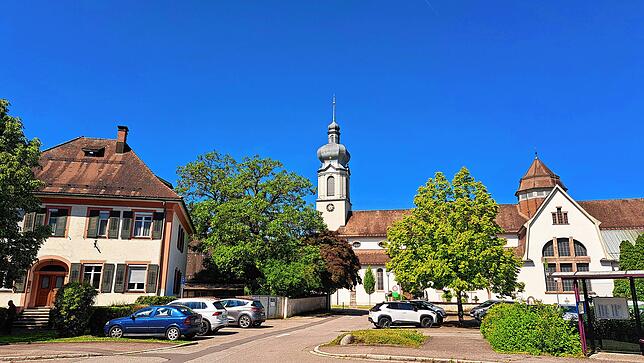 Die katholische Kirche St. Martin in Wehr und das Pfarrhaus (links) sind Wirkungsstätte von Pfarrer Matthias Kirner.