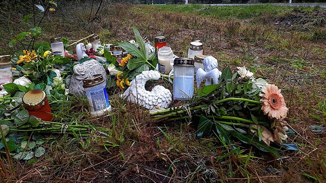 Blumen und Kerzen erinnern nach dem tödlichen Unfall an das Opfer.
