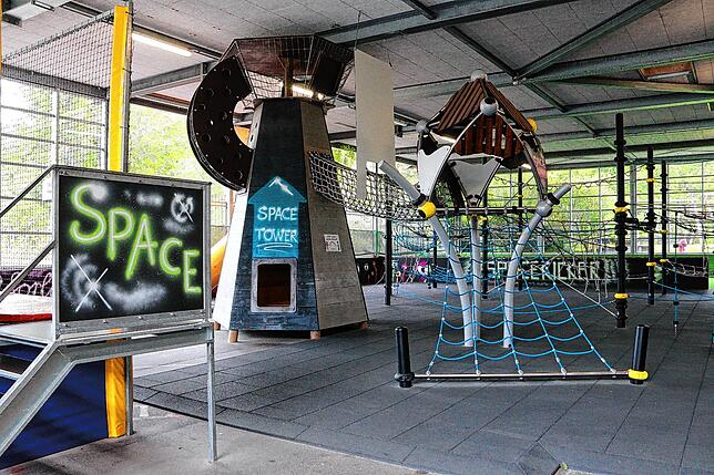 Überdachter Spiel- und Kletterspaß erwartet die Besucher im Untergeschoss der Spielscheune in Unterkirnach. Spacetower, Spacekicker und ...
