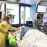 Eine Pflegerin im Universitätsspital Bern der Insel Gruppe kümmert sich auf der Intensivstation um einen Corona-Patienten. Das Bild ...