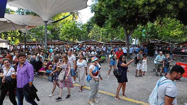 Bild 22: Konstanzer Seenachtfest 2022: Einheimische und Gäste feiern im Stadtgarten