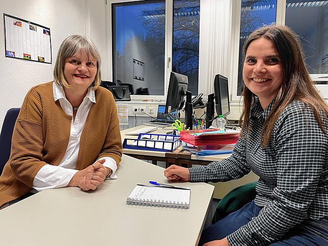 Ursula Kiefer (links), Geschäftsführerin der Hector Kinderakademie Donaueschingen und Juliane Schartel (rechts), zweite Vorsitzende des ...
