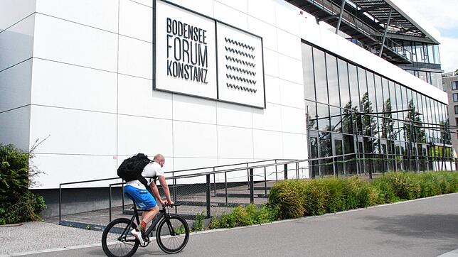 Das Bodenseeforum verfügt schon über ein Notstromaggregat. Die Stadt will weitere Anlaufstellen schaffen, um die Versorgung im Notfall ...