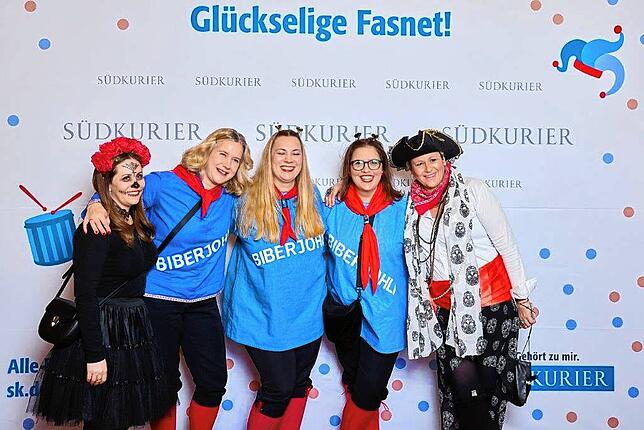 Bild 15: Gute Laune vor der SÜDKURIER-VIP-Wand bei der Fernsehfasnacht