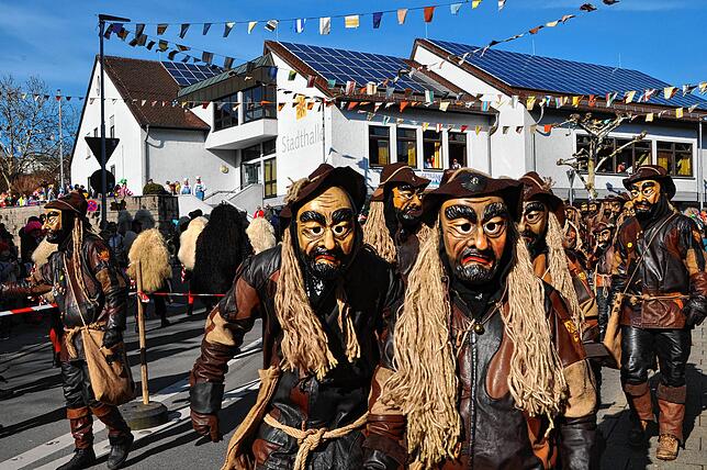 Bild 4: Fasnetssunntig-Umzug: Historische Narrenzunft Markdorf zieht alle an