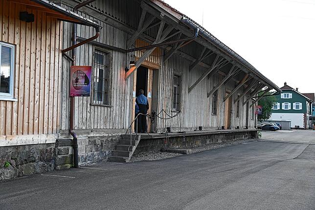 Erstmals wird die denkmalgeschützte Alte Güterhalle beim Bahnhof als Konzertraum genutzt. Im Hintergrund das Bahnhofsgebäude.