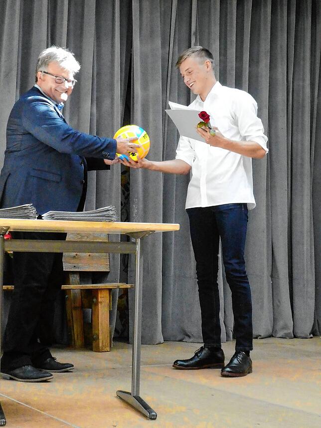 Bild 22: In der Aula des Gymnasiums wurden den 65 Abiturienten feierlich ihre Zeugnisse überreicht