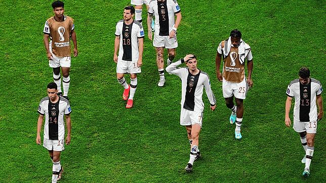 Die Spieler der deutschen Mannschaft verlassen nach dem Spiel gegen Costa Rica den Platz.