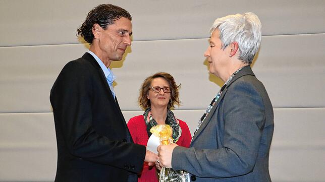 Schulleiter Martin Sedlaczek und (Mitte) Erzieherin Diana Gauggel vom Katholischen Kindergarten wurden von Bürgermeisterin Roswitha Beck ...