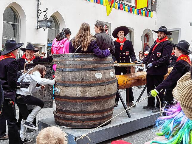Eine Runde Karussell im Fass.