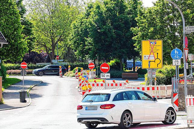 Wie dieses Auto biegen vor der Baustelle viele Fahrer in das Wohngebiet Schützenberg ab, um zu Wenden, sich einen Weg zurück oder den ...