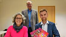 Fatima Zobeidi-Weber, Alexander Guhl und Eduardo Hilpert (von links) stellten das Herbstprogramm der Volkshochschulen Bad Säckingen und ...