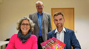 Fatima Zobeidi-Weber, Alexander Guhl und Eduardo Hilpert (von links) stellten das Herbstprogramm der Volkshochschulen Bad Säckingen und ...