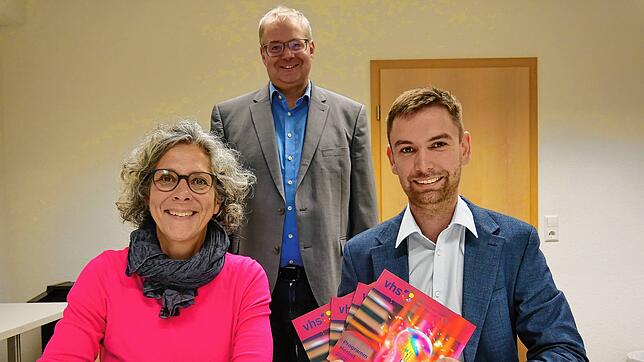 Fatima Zobeidi-Weber, Alexander Guhl und Eduardo Hilpert (von links) stellten das Herbstprogramm der Volkshochschulen Bad Säckingen und ...