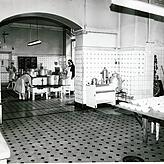 1968: Blick in die Küche des Krankenhauses Radolfzell mit dem Lastenaufzug vom Untergeschoss hinauf in die Bettenabteilungen. Unser Bild ...