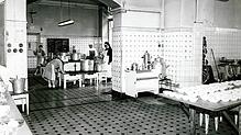 1968: Blick in die Küche des Krankenhauses Radolfzell mit dem Lastenaufzug vom Untergeschoss hinauf in die Bettenabteilungen. Unser Bild ...