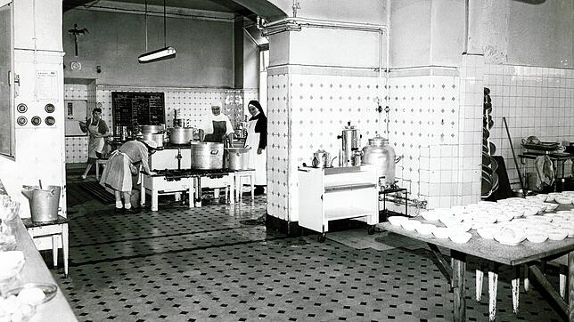 1968: Blick in die Küche des Krankenhauses Radolfzell mit dem Lastenaufzug vom Untergeschoss hinauf in die Bettenabteilungen. Unser Bild ...
