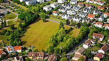 Der Baugrund, auf dem die Bodensee-Laserklinik entstehen soll, liegt an der Ecke der Aufkircher Straße (oben) mit der Uhlandstraße vorne ...