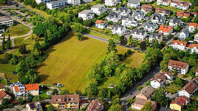 Der Baugrund, auf dem die Bodensee-Laserklinik entstehen soll, liegt an der Ecke der Aufkircher Straße (oben) mit der Uhlandstraße vorne ...